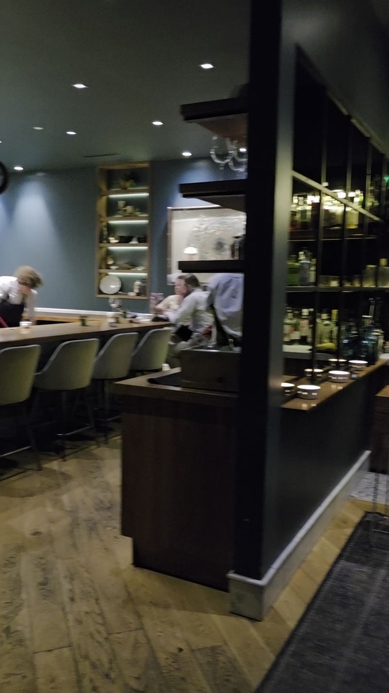 The Petite, Sleek Setting