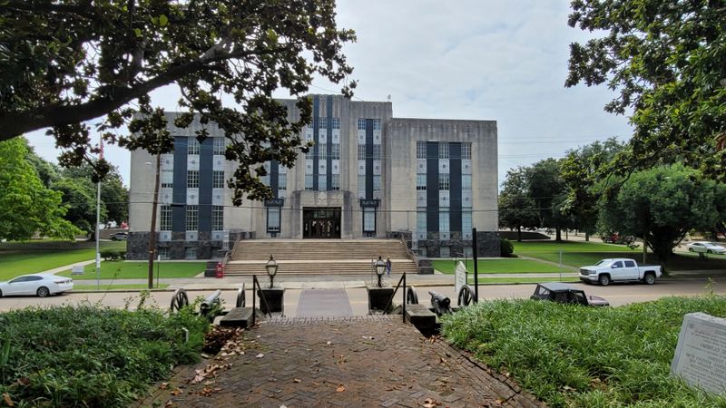 Best Time to Visit: Spring and Fall for Water Drama and Easy Strolls