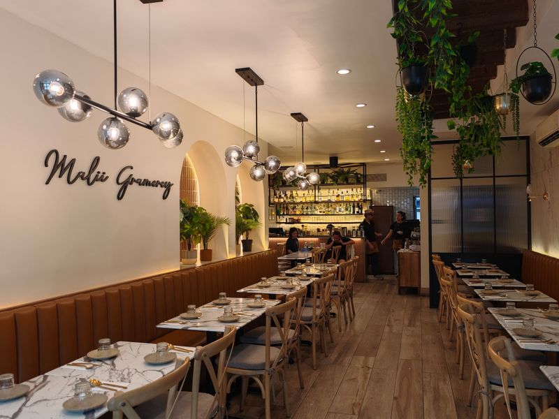 How to Navigate Hours, Reservations, and Timing