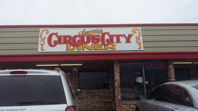 Angie’s Circus City Diner – Hugo