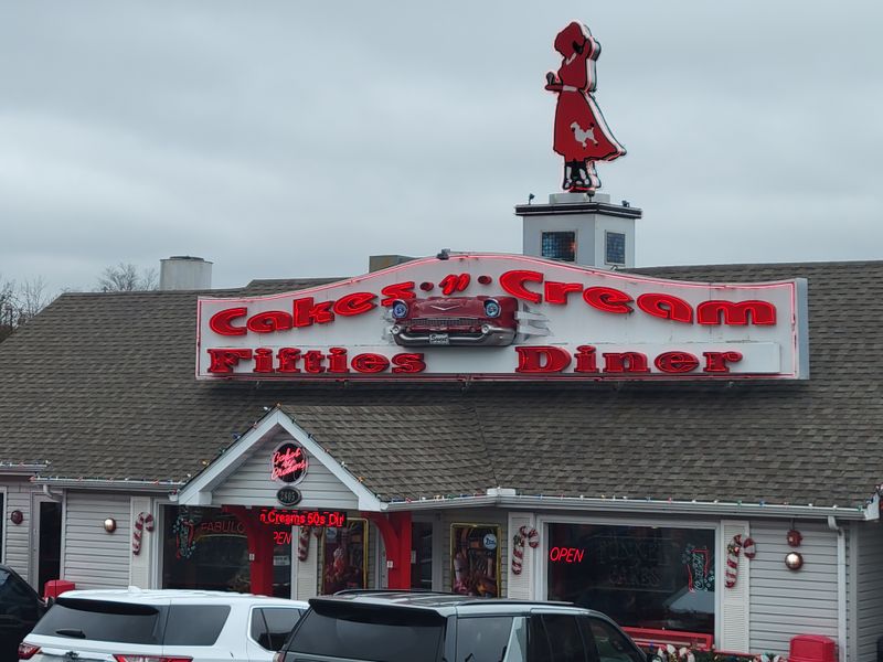 Cakes & Cream Fifties Diner – Branson