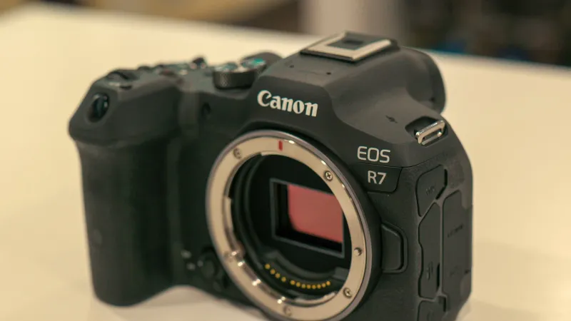 Canon EOS R7