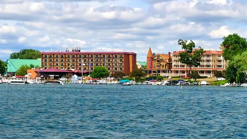 Lake Geneva, Wisconsin: Lakeside promenades and resort town energy