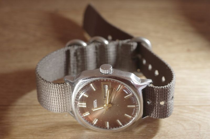 Manual wristwatch winding