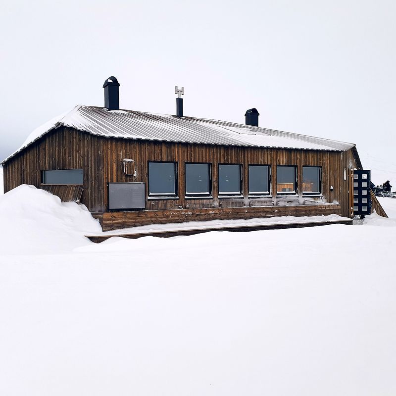 Norway’s Arctic Twin: Svalbard – Polar Night, Blizzards and Aurora