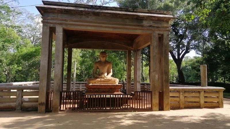 Sri Lanka: Respecting Buddha Statues