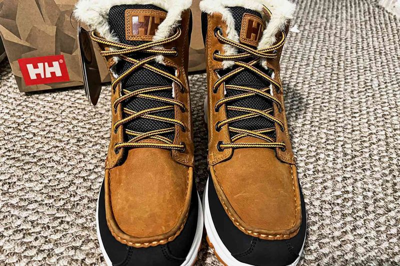 Helly Hansen Garibaldi VL — sealed seams + waterproof nubuck for slushy streets