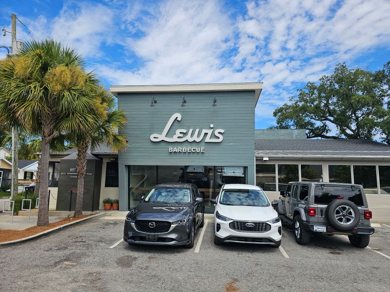 Lewis Barbecue (Charleston) - Smokehouse Comfort With Big Trays and Sides