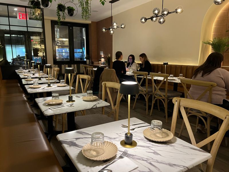 Service, Vibe, and Seating Tips