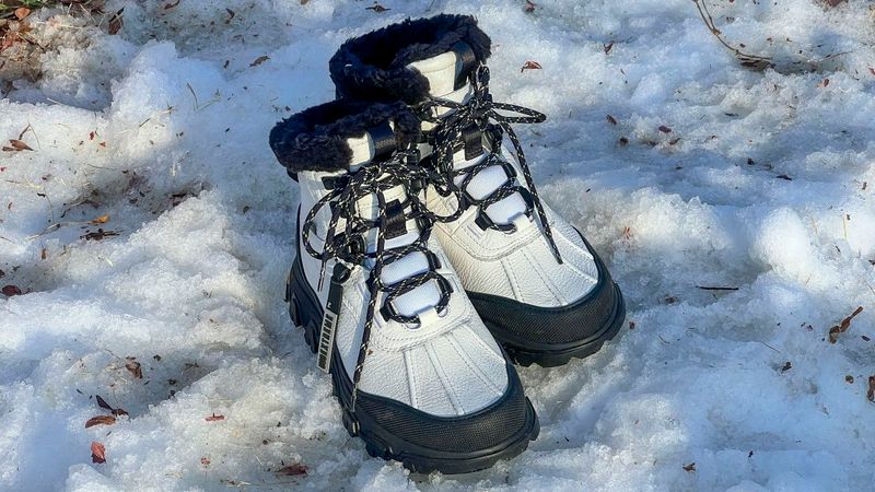 Water-resistant winter boots with real tread