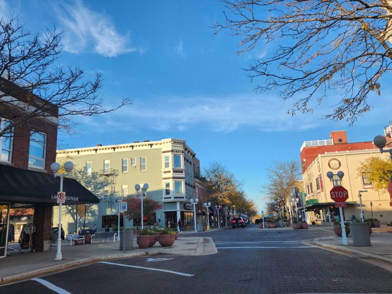 St. Joseph, Michigan: Beach town and lighthouse walk