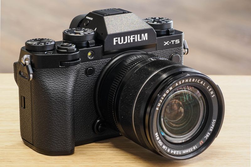 Fujifilm X-T5: APS-C resolution champ