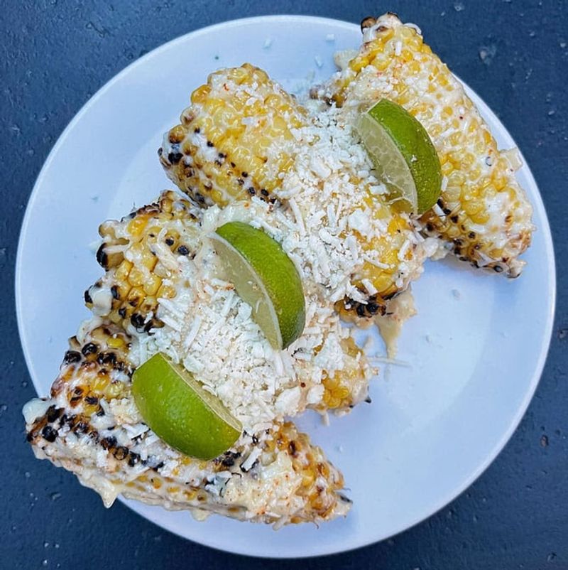 Maíz Asado con Alioli y Queso Cotija