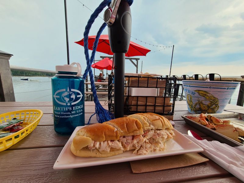 Maine - A Simple Lobster Roll