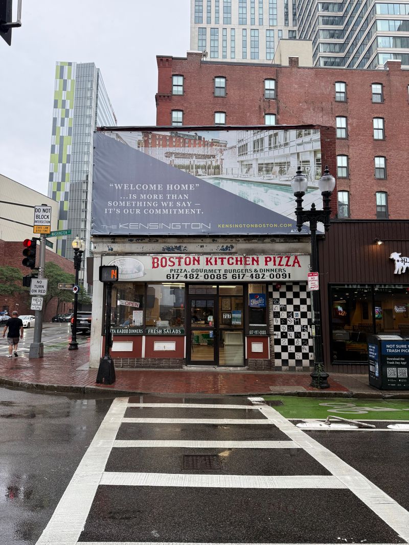 Boston Kitchen Pizza – Late-Night Slices in the Theater District
