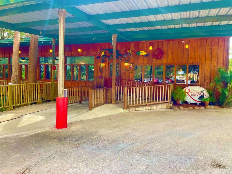 Poor Boy's Riverside Inn - Broussard