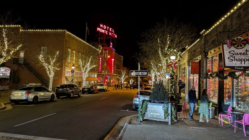 Flagstaff’s Historic Downtown – Cozy cafés and winter ambiance