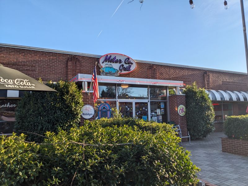 Motor Company Grill (Franklin) – A 1950s Diner in an Old Car Dealership