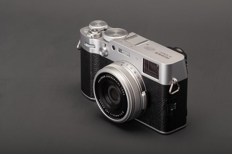 Fujifilm X100VI: large-sensor compact with character