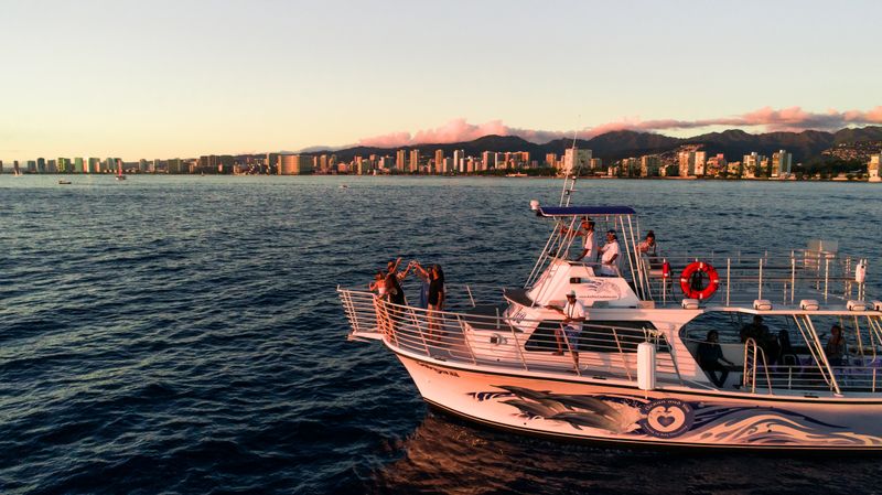 Honolulu (Oʻahu), Hawaiʻi - Warm ocean air and easy island hopping