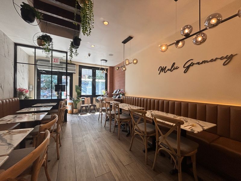 Lunch vs Dinner: What Changes and What Shines