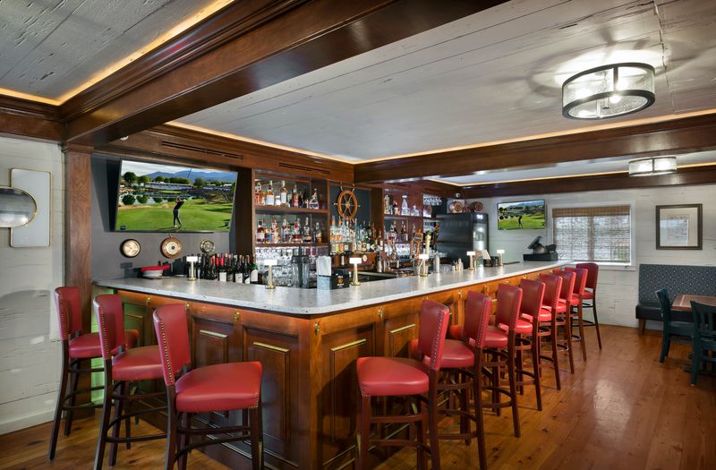 Sea Captain's House (oceanfront Southern-seafood classic)