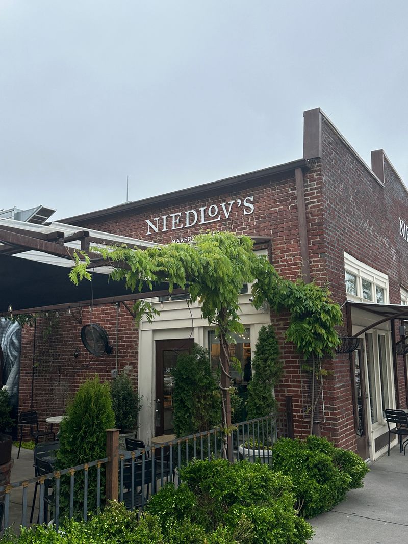 Niedlov's Bakery & Café