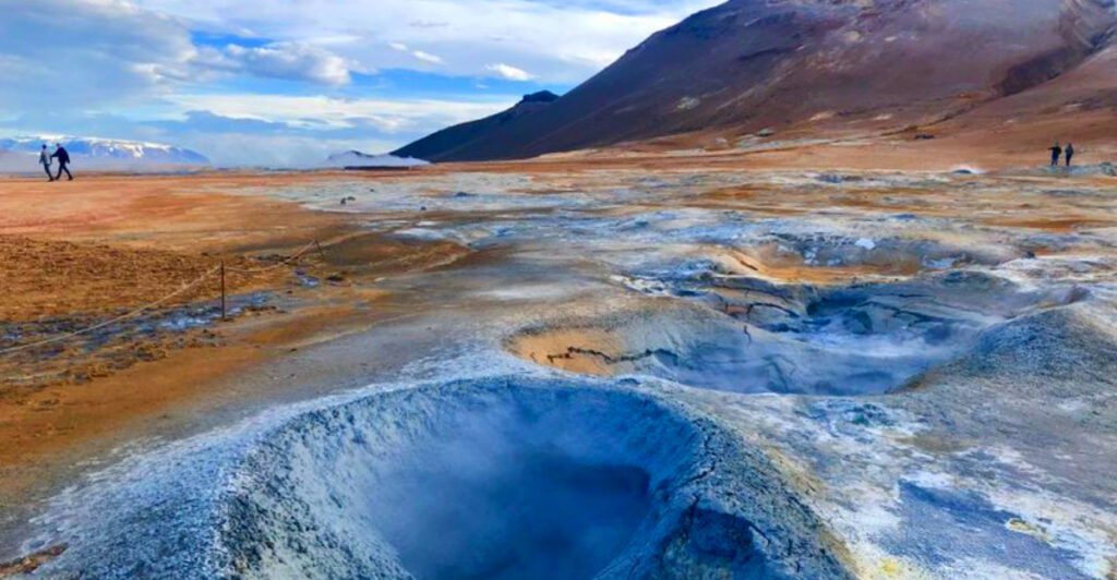 The Island That’s Slowly Splitting Apart – A Fascinating Trip for Science Fans
