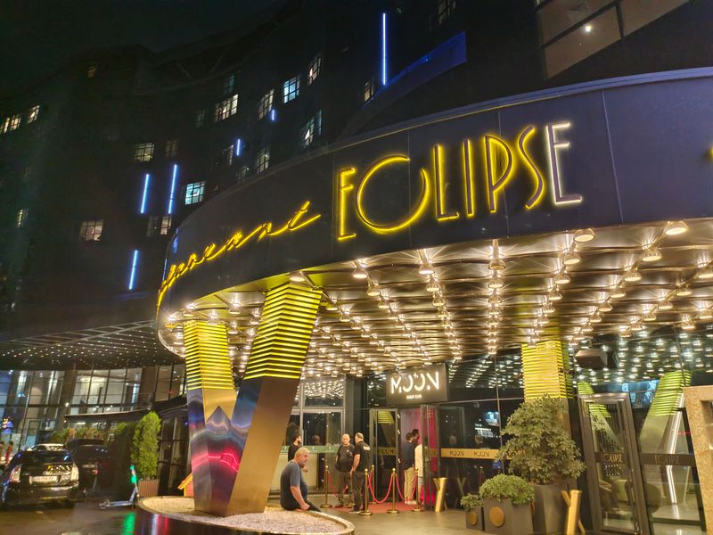 Après-Ski Meets Seaside Nightlife