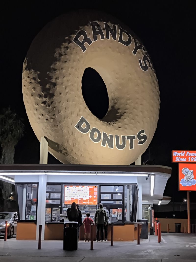 Randy's Donuts (Inglewood): The Giant Rooftop Icon