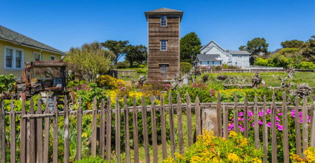 This Dreamy Coastal Village in Northern California Looks Straight Out of a Postcard