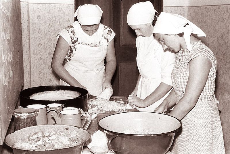 Handling food without washing hands after touching raw meat