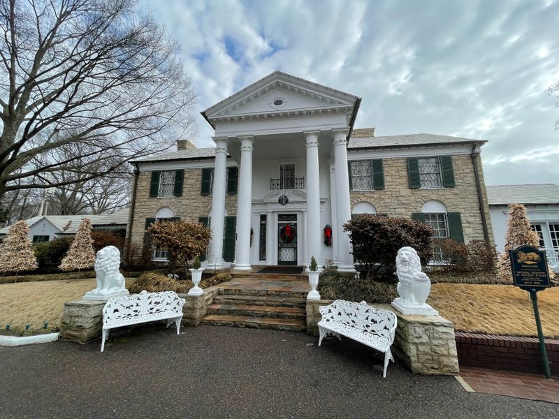 Tour Elvis Presley's Mansion at Graceland (Memphis)