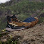 10 Travel Shoes Locals Wear in Rainy Cities