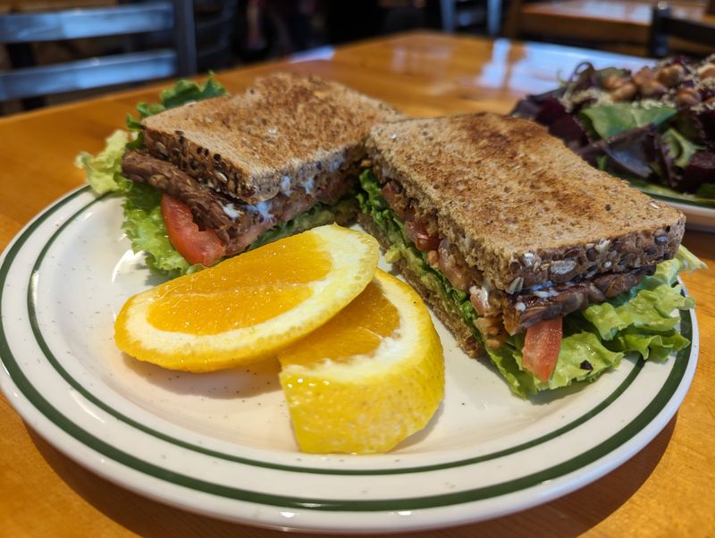 12) Hood River, Oregon: orchards on the plate