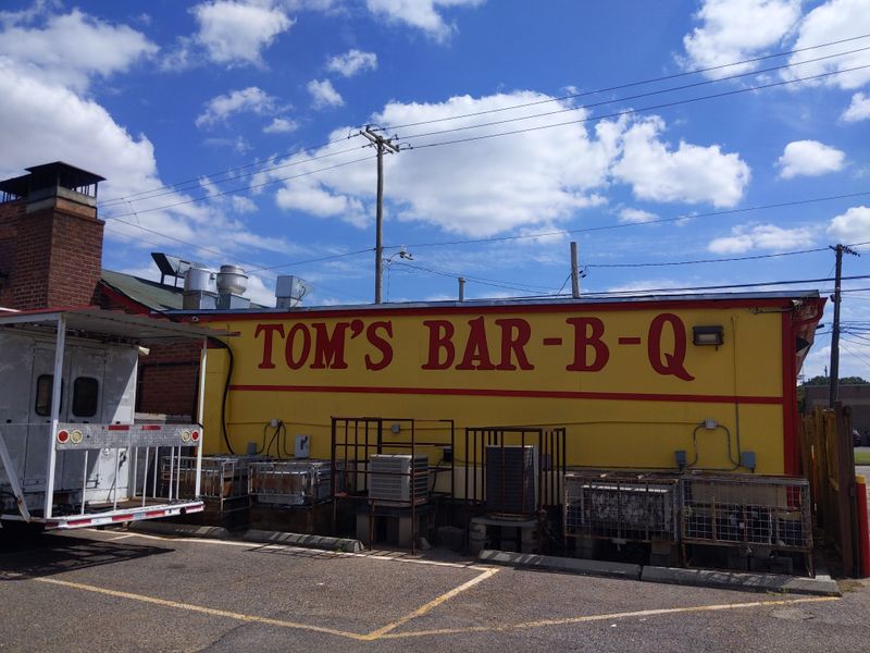 15) Tom's Barbecue & Deli (Oakhaven)