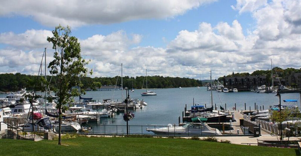 15 Michigan Waterfront Towns Made for Beach Walks, Piers, and Quiet Nights
