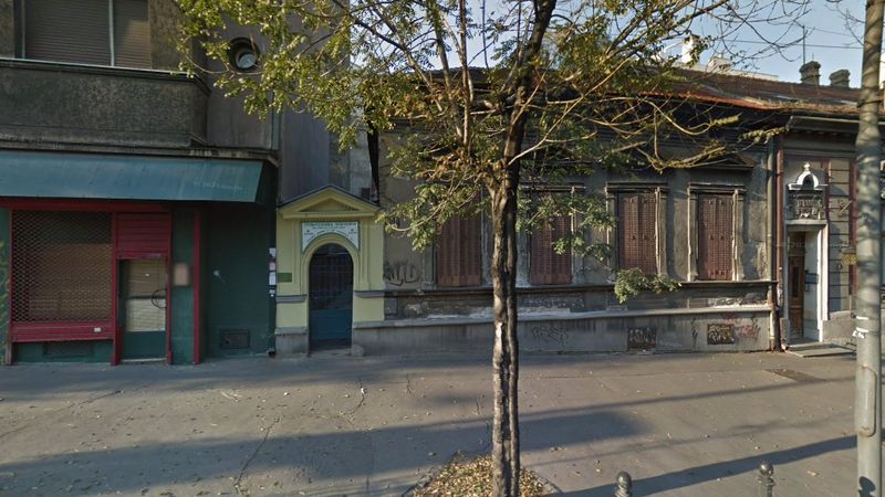 A Villa That Looks Worn - But Lives Fully