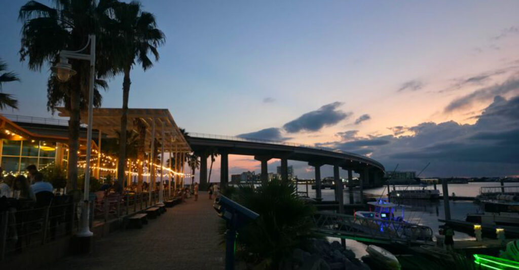 Alabama Local Hotspot Where Seafood and Sunset Views Go Hand in Hand