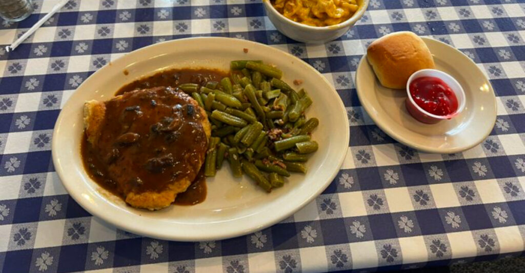 An Iowa Restaurant That Feels Like Stepping Into a Family Meal From the Past