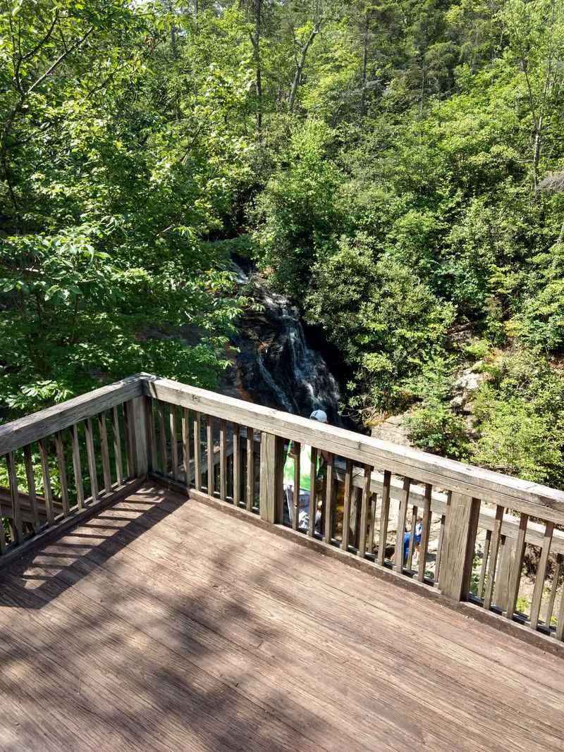 Proximity to Hanging Rock’s Iconic Peaks