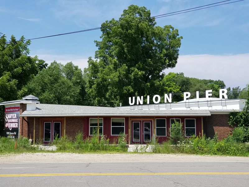 Local Shops and Dining