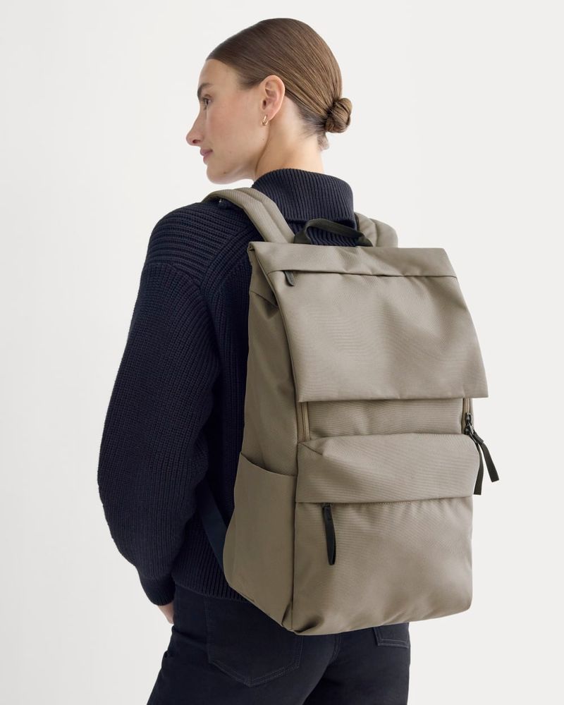 Everlane The ReNew Transit Backpack: Minimal exterior, big capacity (27L)