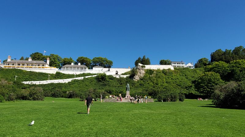 Fort Mackinac: Cannons and Clifftop Views