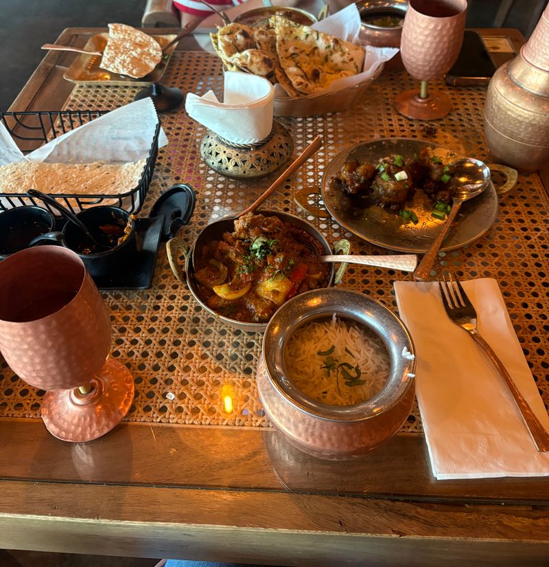 Vindaloo Heat, Handled Smartly