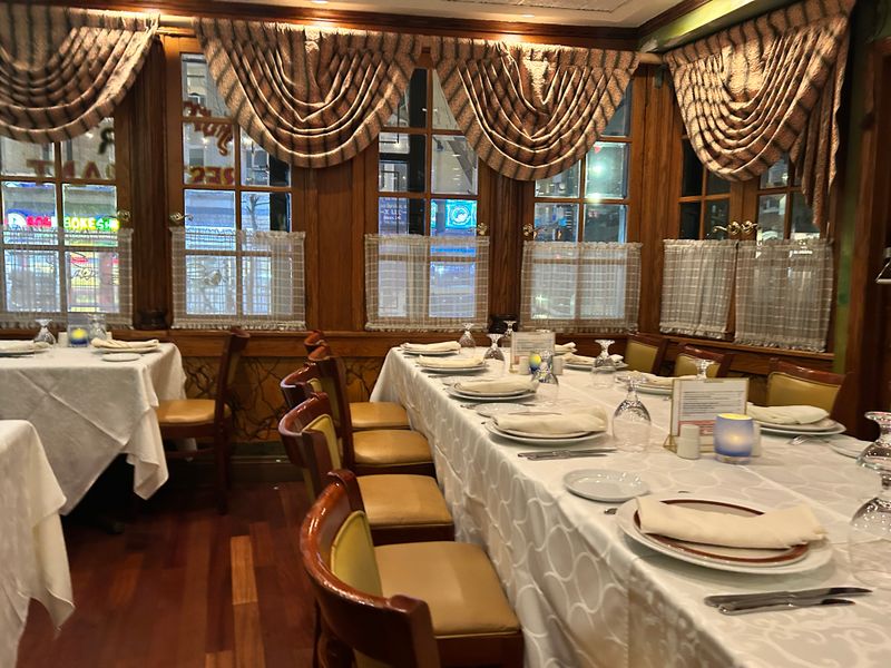 Old World Dining Room Ambiance