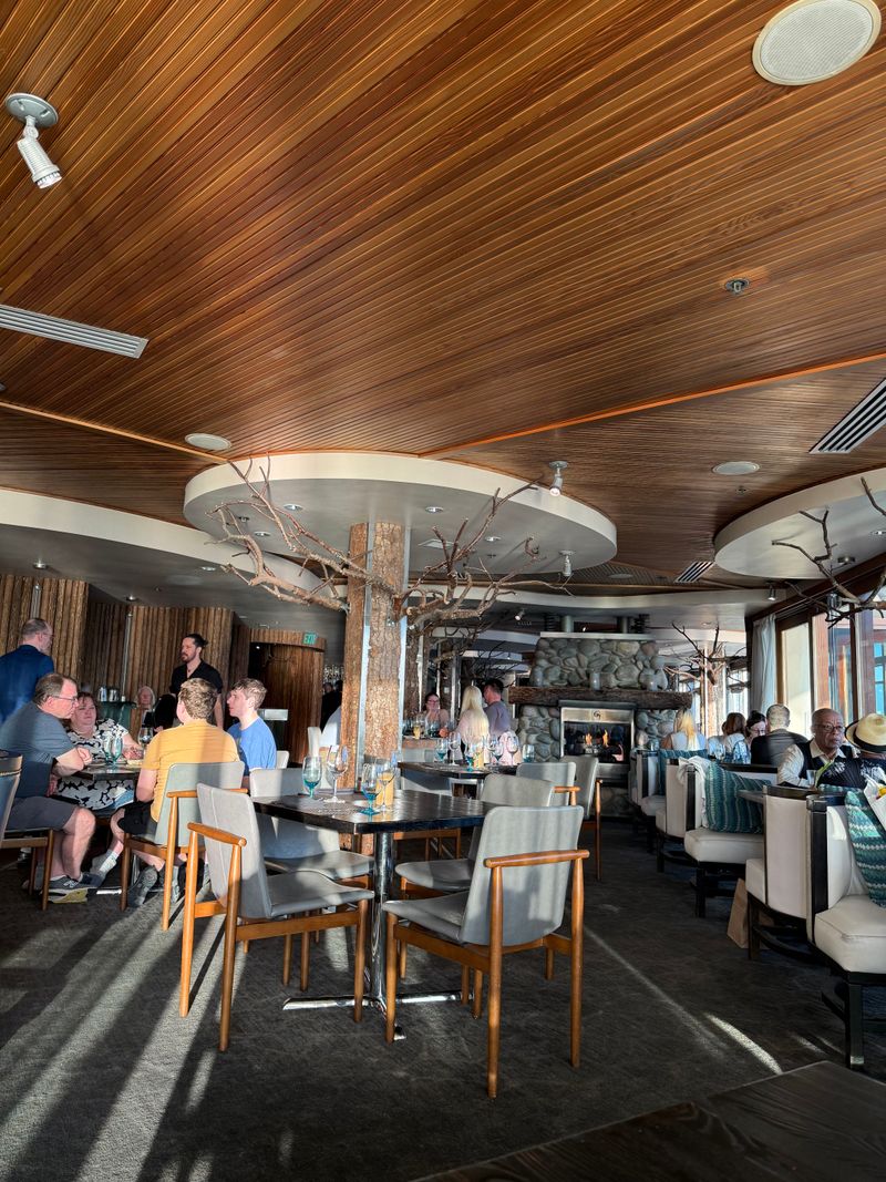 Ambiance: Lodge Meets Waterfront