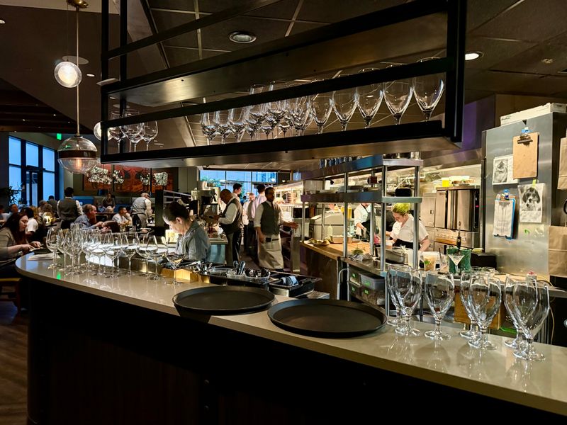 Ambiance: Lively Yet Comfortable