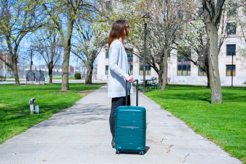 Samsonite Outline Pro Carry-On Spinner