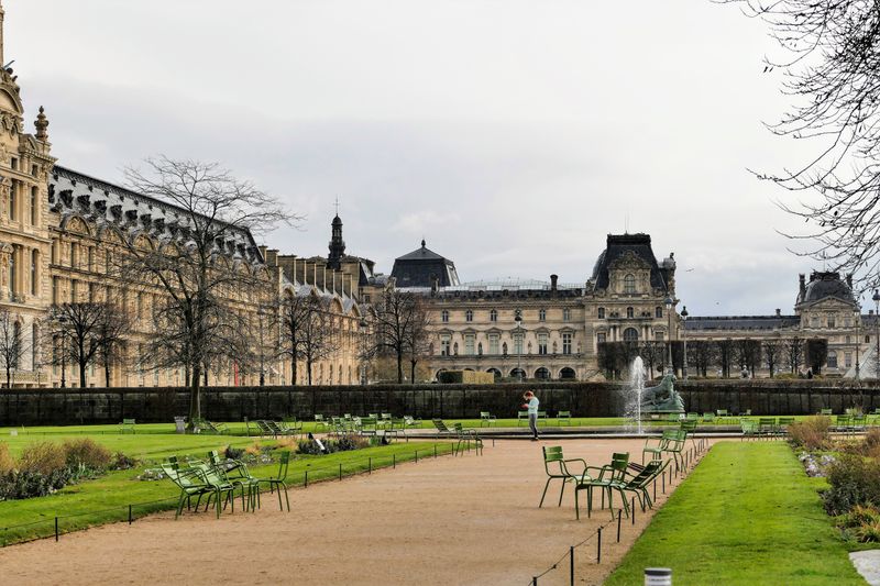 Stroll the Jardin des Tuileries (Louvre-to-Concorde classic)